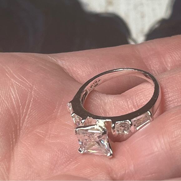 Estate Sparkling Silver Ring with Clear Stones Maker’s Mark Signed D3 - Picture 6 of 7
